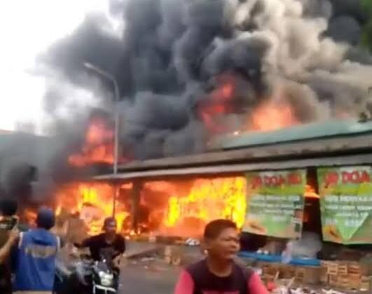 Kebakaran Menyerang Pasar Induk Kramat Jati, 16 Mobil Damkar Dikerahkan