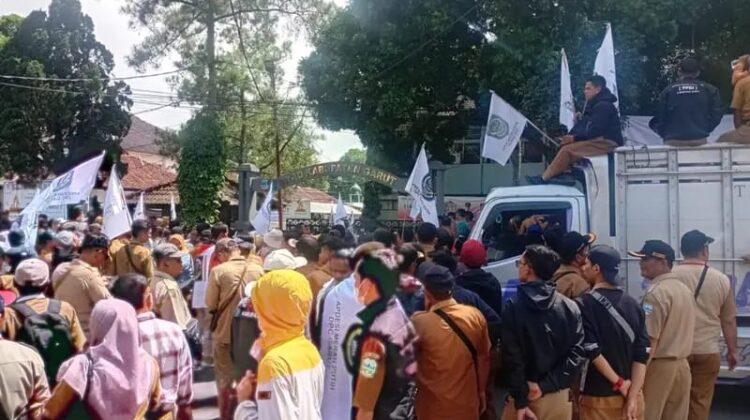 Kepala Desa Garut Geruduk DPRD, Tuntut Kejelasan Kebijakan Dana Desa