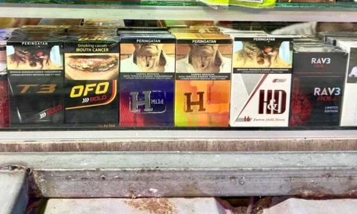 Peredaran rokok ilegal di wilayah Dabo Singkep kian meresahkan. Sejumlah etalase toko dan warung didapati menampilkan berbagai merek rokok tanpa pita cukai.13 Desember 2025