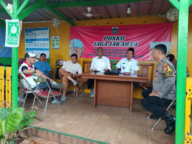 
					Tiga Pilar Kebon Kacang & Ketua RW Kompak Ajak Warga Jaga Kamtibmas di Posko Jaga Jakarta