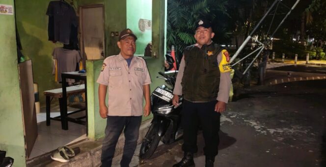 
					Sambang Satkamling, Polisi dan Warga Gondangdia Perkuat Keamanan Dini Hari
