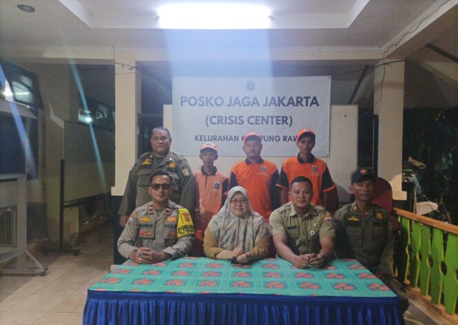 
					Polisi dan Aparat Kelurahan Siagakan Posko Bencana Kampung Rawa, Situasi Aman Terkendali