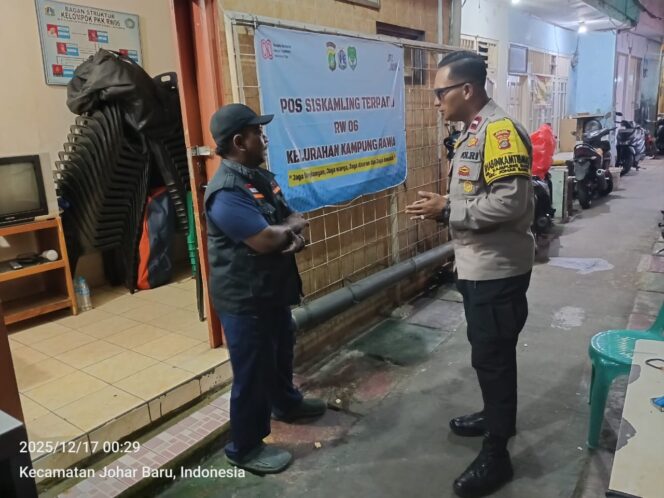 
					Bhabinkamtibmas Kampung Rawa Sambangi Pos Siskamling RW 06, Perkuat Deteksi Dini Kamtibmas Dini Hari