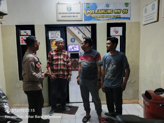 
					Bhabinkamtibmas Sambangi Pos Satkamling RW 05 Kampung Rawa, Perkuat Keamanan Lingkungan Malam Hari