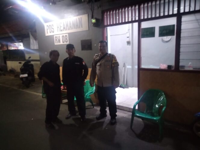 
					Deteksi Dini Gangguan Kamtibmas, Bhabinkamtibmas Hadir di Pos Siskamling RW 08