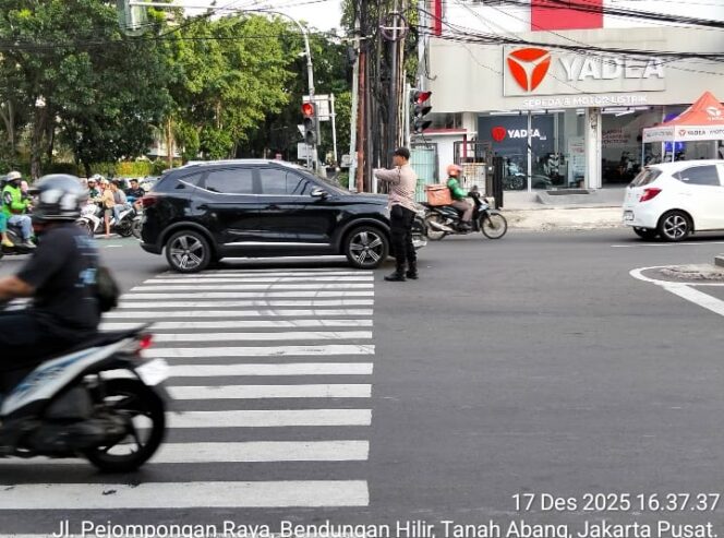 
					Polsek Metro Tanah Abang Humanis Atur Lalu Lintas di TL. Penjernihan Pada Puncak Mobilitas Sore Hari
