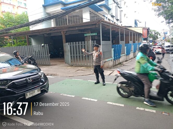 
					Rutin Sore Hari Polsek Metro Tanah Abang Atur Lalu Lintas di Kebon Kacang Raya