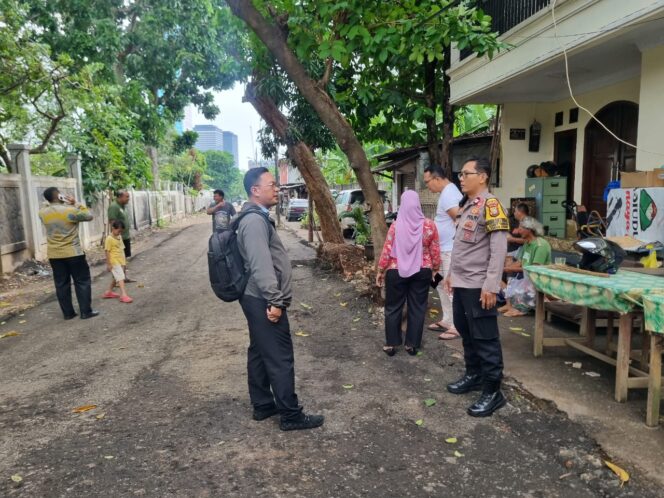 
					Tiga Pilar Karet Tengsin dan Ketua RW/RT 06 Tinjau Pengaspalan Jalan
