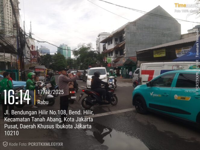 
					Personel Siaga Pertigaan Benhil, Lakukan Pengaturan Lalin Sore Hari