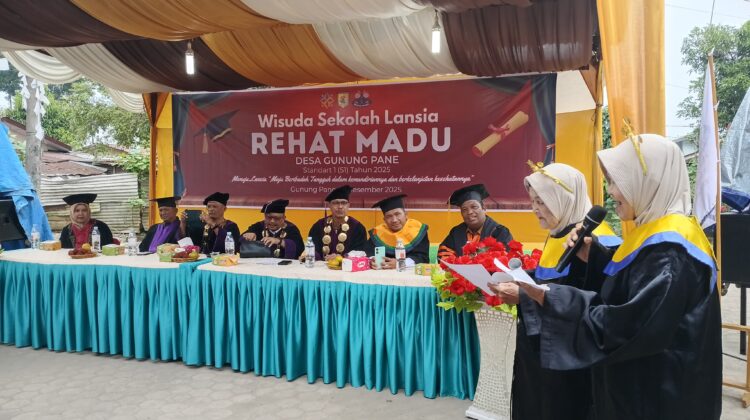 Wisuda Sekolah Lansia “REHAD MADU” Gunung Pane, Tangis Haru Warnai Prosesi Cuci Kaki Orang Tua