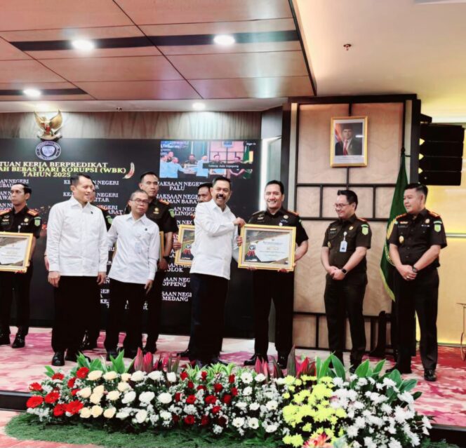 
					Kejari Belawan terima penghargaan WBK 2025 dari Jaksa Agung