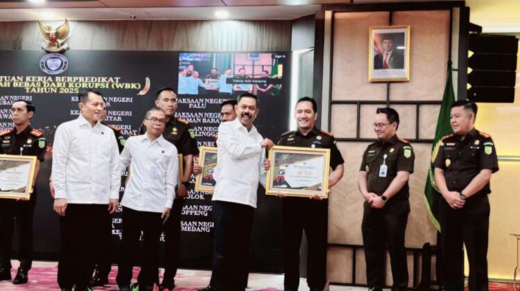 Kejari Belawan terima penghargaan WBK 2025 dari Jaksa Agung