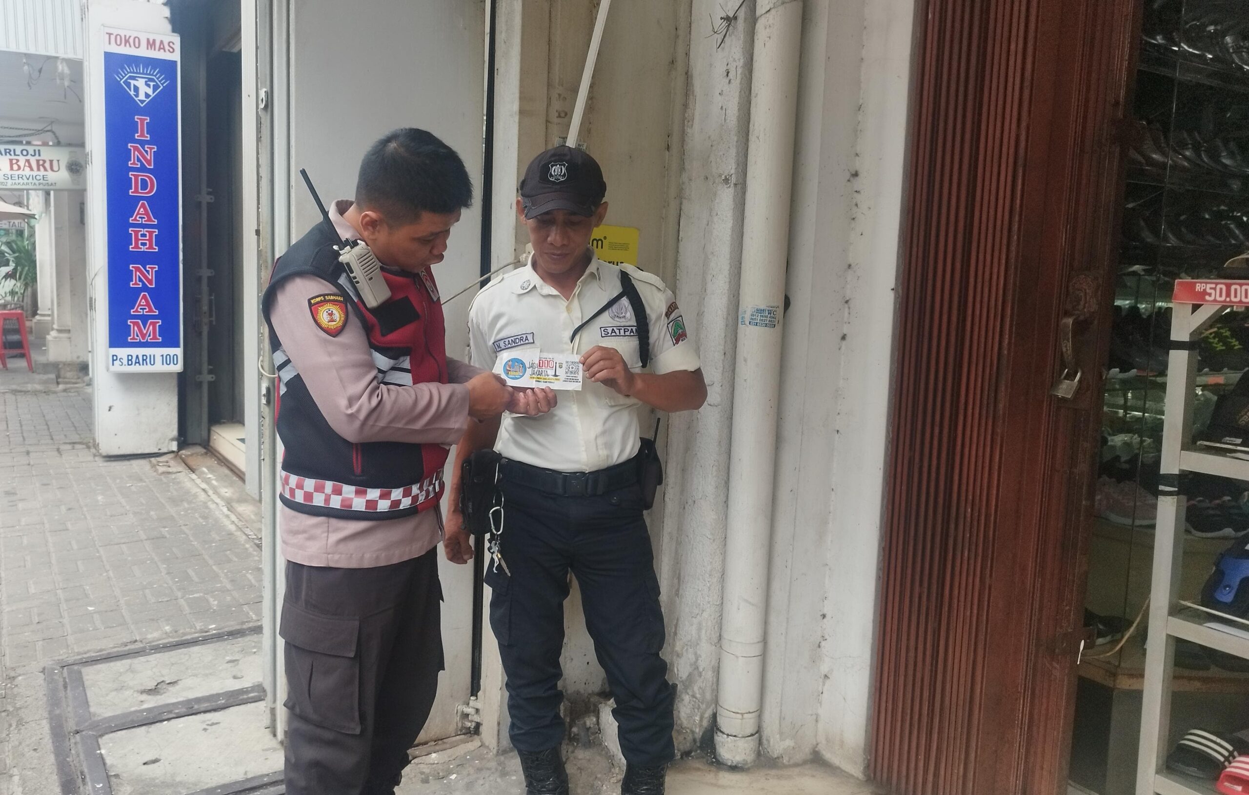 Patroli Siang Unit Samaota Sosialisasikan Sistem Barcode Laporan Kamtibmas di Pasar Baru
