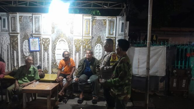 
					Bhabinkamtibmas Sambangi Pos Satkamling RW 012 Duri Pulo, Perkuat Kewaspadaan Lingkungan