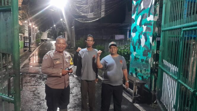 
					Bhabinkamtibmas Duri Pulo Perkuat Sinergi Warga Lewat Sambang Satkamling RW 01