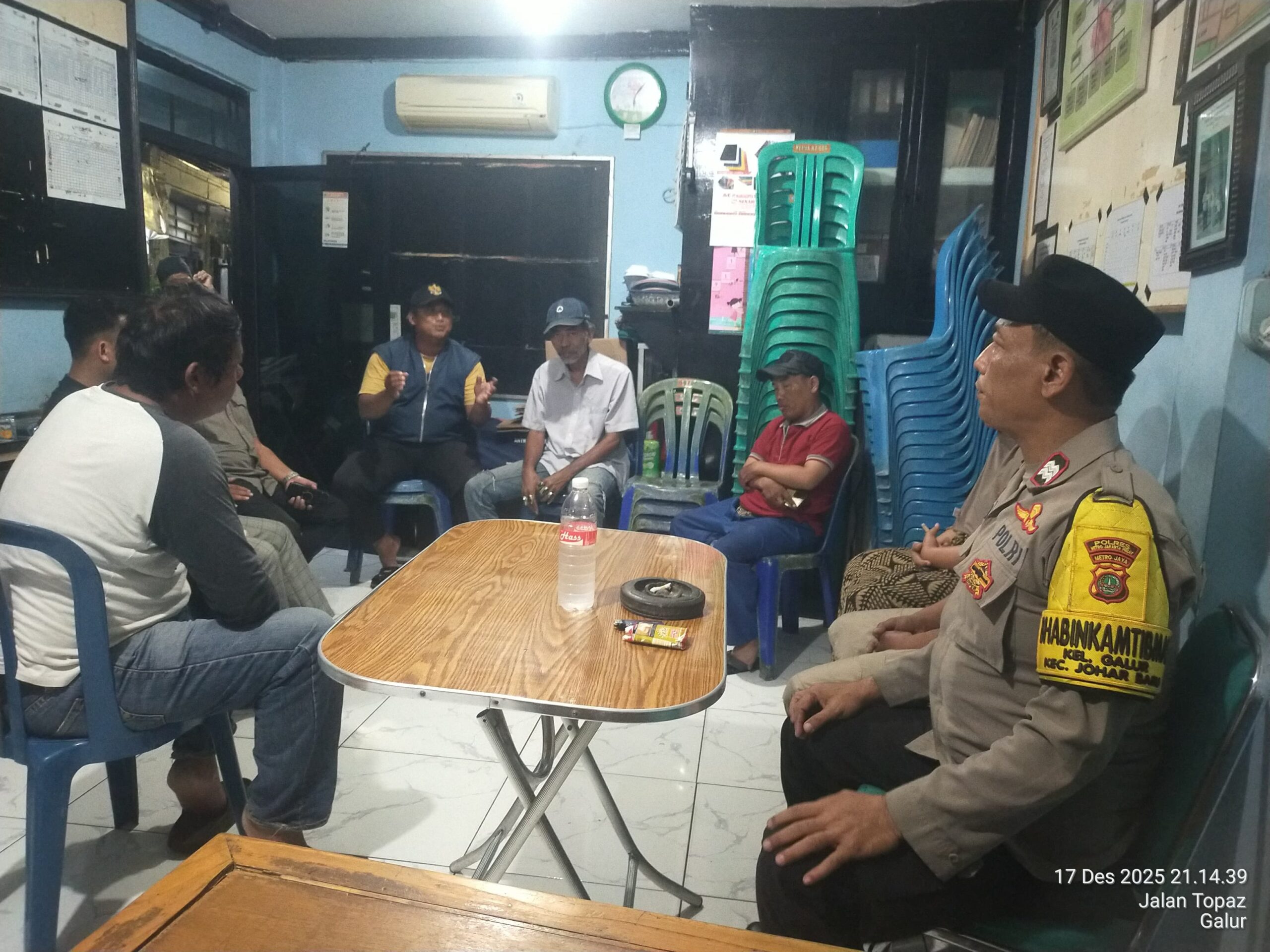 Cegah Tawuran dan Kriminalitas, Bhabinkamtibmas Sambangi Pos Kamling RW 03 Galur
