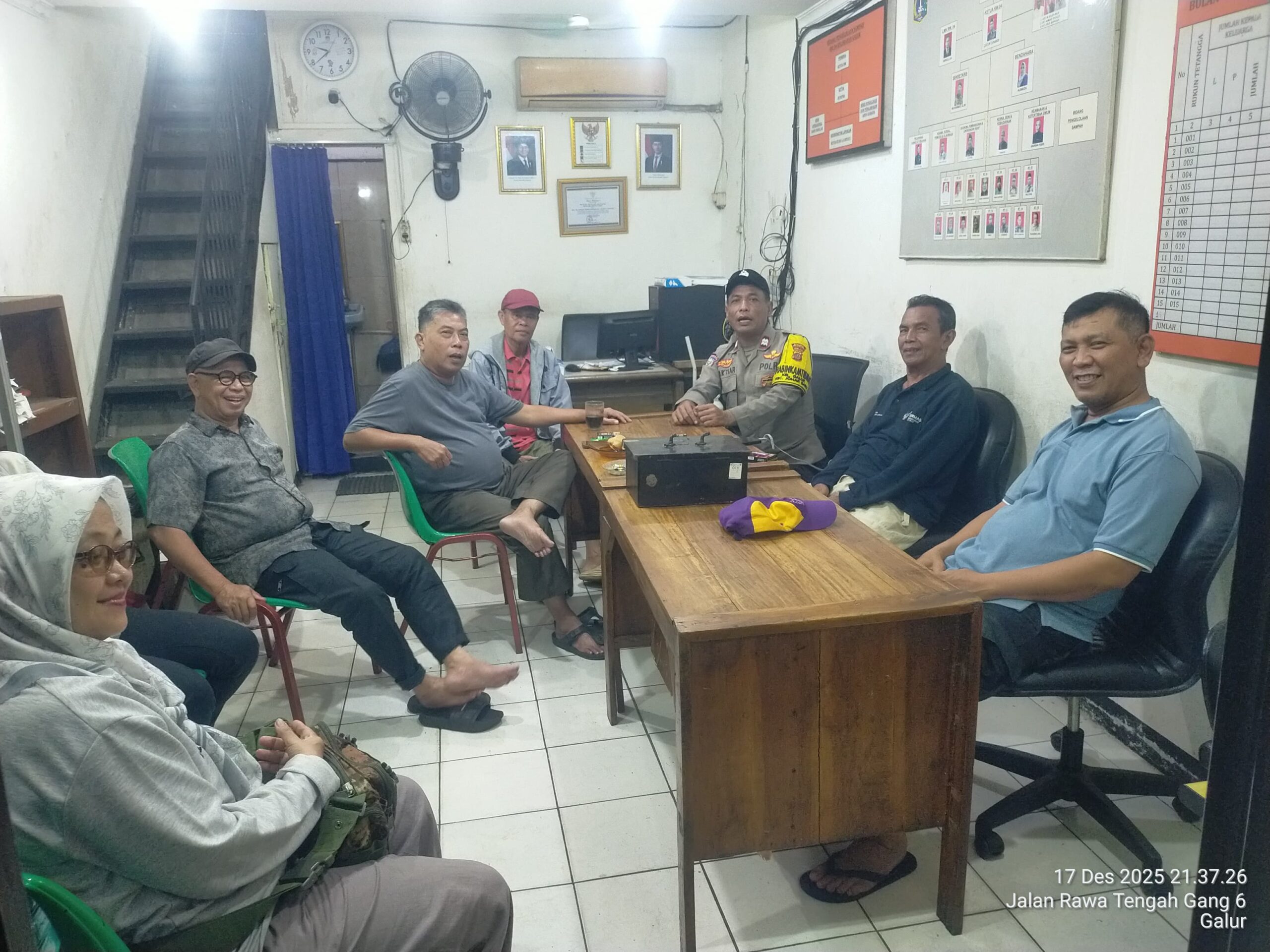 Sambangi Pos Kamling RW 04 Bhabinkamtibmas Galur, Perkuat Sinergi Dengan Warga Jaga Kamtibmas