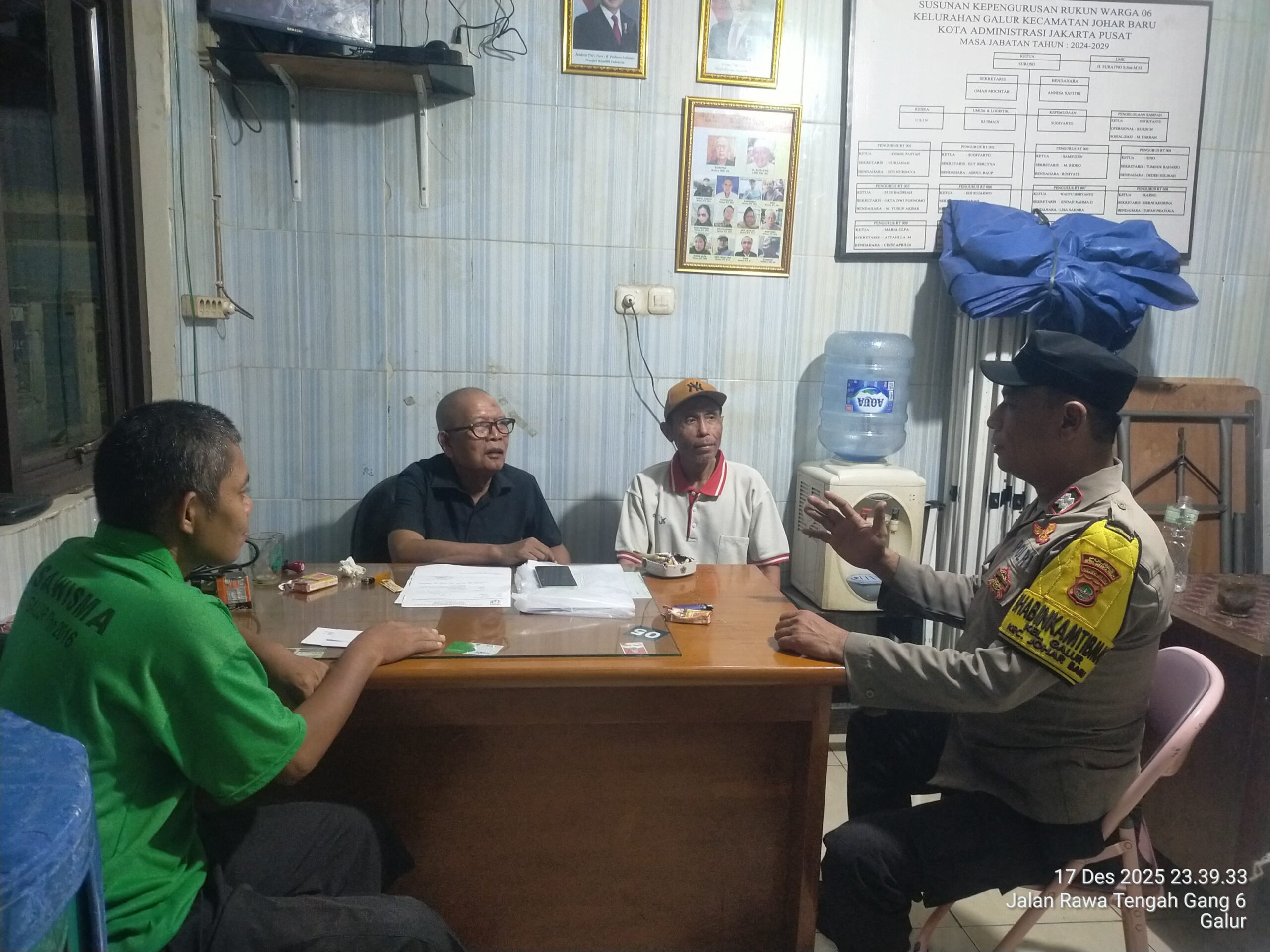 Bhabinkamtibmas Aiptu Baktiar ambangi Pos Kamling RW 06 Galur, Perkuat Keamanan Lingkungan Dini Hari
