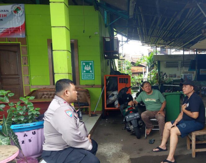 
					Bhabinkamtibmas Petamburan Patroli dan Sambang Wilayah Bersama Ketua RW 06 dan LMK Sebagai Cooling System