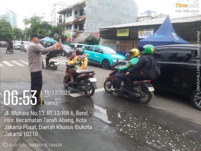
					Pagi Hari, Petugas Polri Atur Lalu Lintas di Pertigaan Benhil Raya