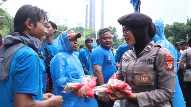 
					Polwan Bagikan Roti dan Air Mineral, Aksi Nelayan di Silang Selatan Monas Tetap Tertib Meski Diguyur Hujan