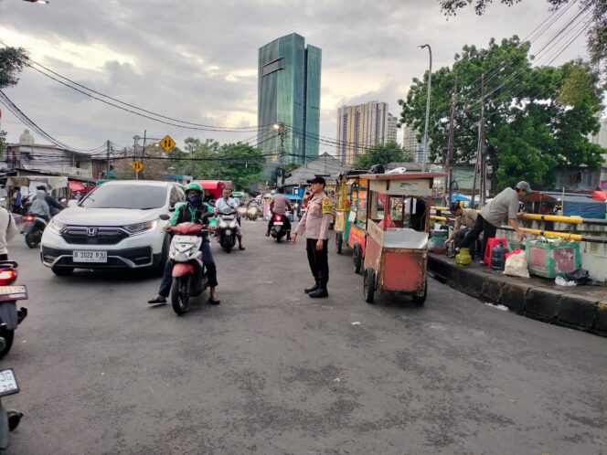 
					Ploting Sore Polsek Kemayoran Jaga Kelancaran Lalu Lintas dan Kamtibmas