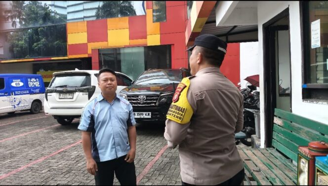 
					Bhabinkamtibmas Gondangdia Patroli Dialogis di Jalan RP Soeroso, Imbau Warga Waspada Saat Jam Istirahat