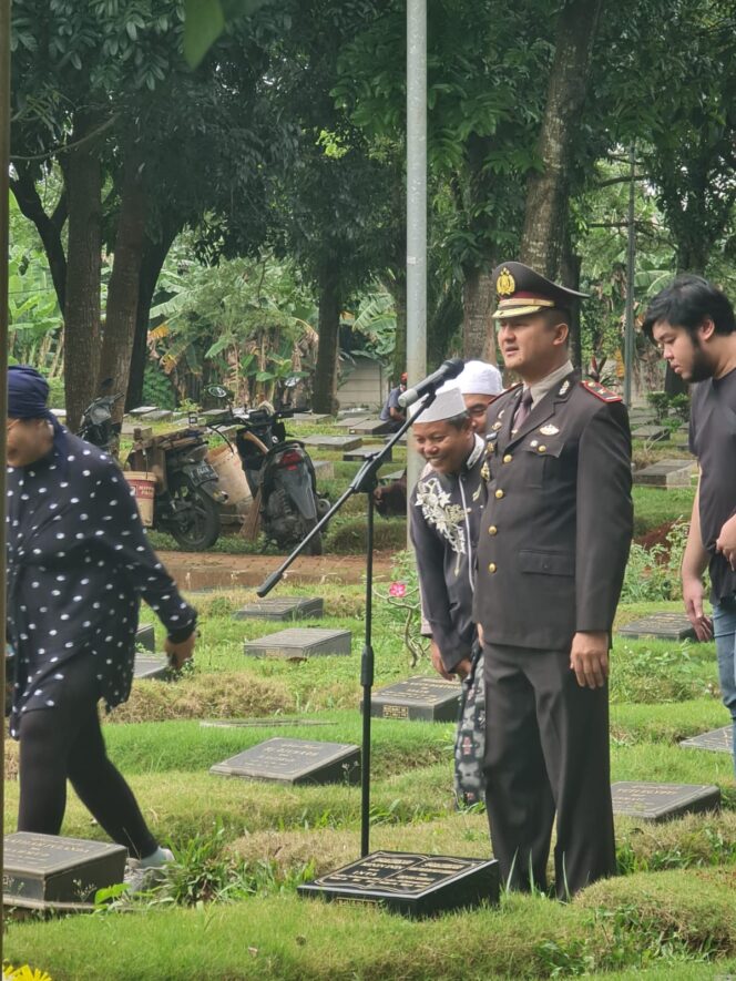 
					Penghormatan Terakhir, Kapolsek Metro Tanah Abang Pimpin Prosesi Pemakaman Ipda David Aprianto di TPU Pondok Rangon