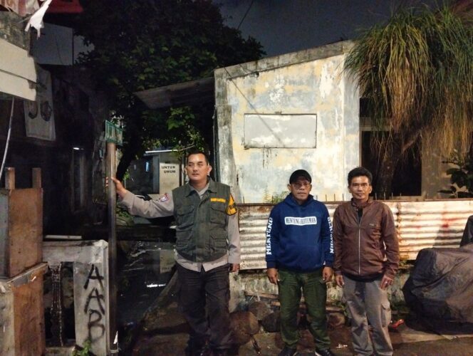 
					Sambang Satkamling Jalan Anyer 11, Bhabinkamtibmas Ajak Warga Perkuat Keamanan Lingkungan