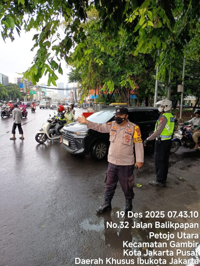 
					Anggota Polsek Metro Gambir Sigap Mengatur Lalu Lintas di TL Caringin