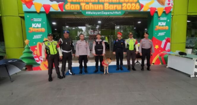 
					Perkuat Keamanan dan Kenyamanan Penumpang di Stasiun Gambir, Anggota Polsubsektor Monas Timur Laksanakan Patroli Dialogis