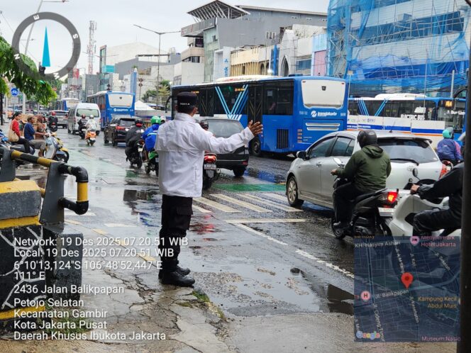 
					Meskipun Cuaca Hujan, Personil Polsek Gambir Giatkan Pengaturan Lalin di TL Kesehatan