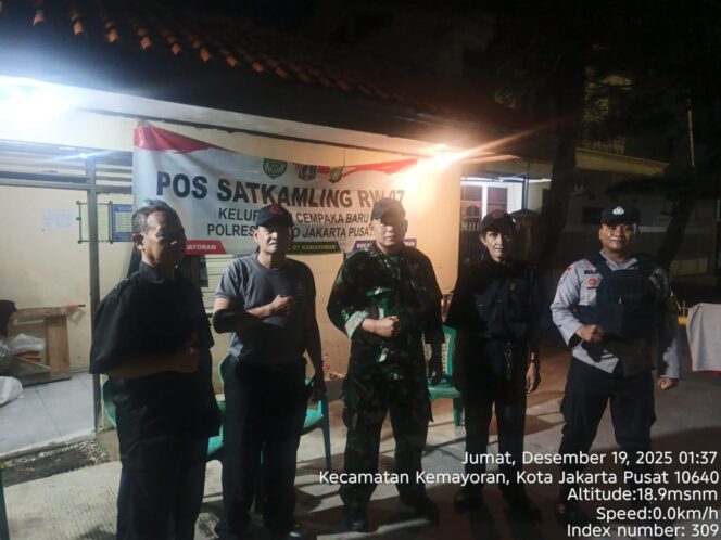 
					Perkuat Keamanan Lingkungan, Bhabinkamtibmas Sambangi Awak Kamling Cempaka Baru