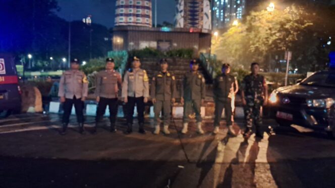 
					Operasi Cipta Kondisi Tiga Pilar Kemayoran, Patroli Malam Jaga Keamanan Warga