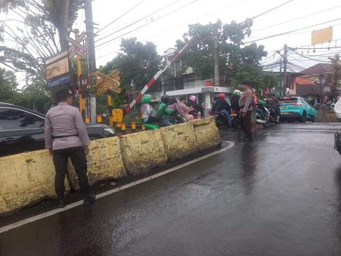 
					Polisi Lakukan Pengaturan Lalu Lintas Pagi Hari di Perlintasan KA Kramat Sentiong