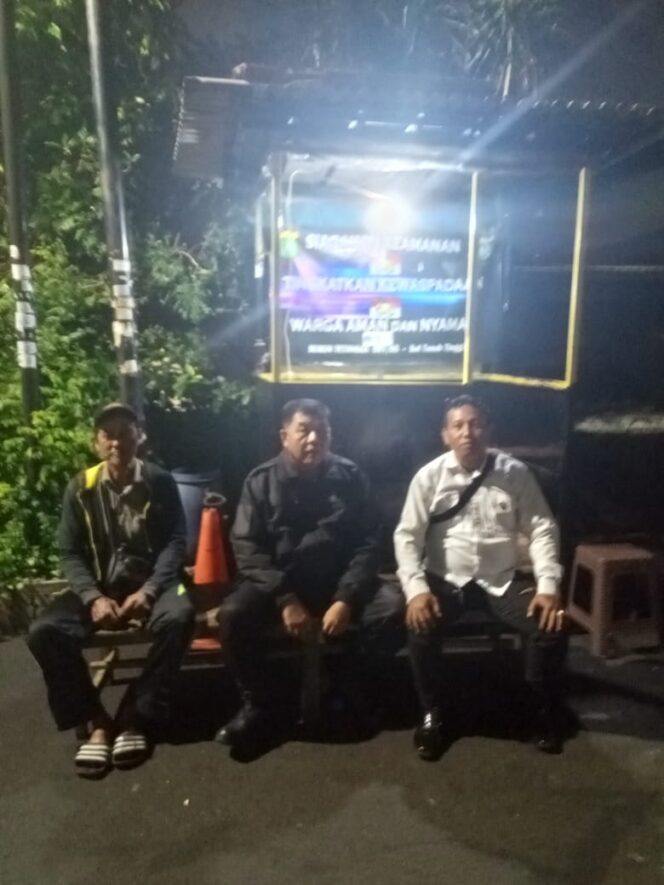 
					Bhabinkamtibmas Sambangi Pos Kamling RW 05 Tanah Tinggi, Perkuat Keamanan Lingkungan Malam Hari
