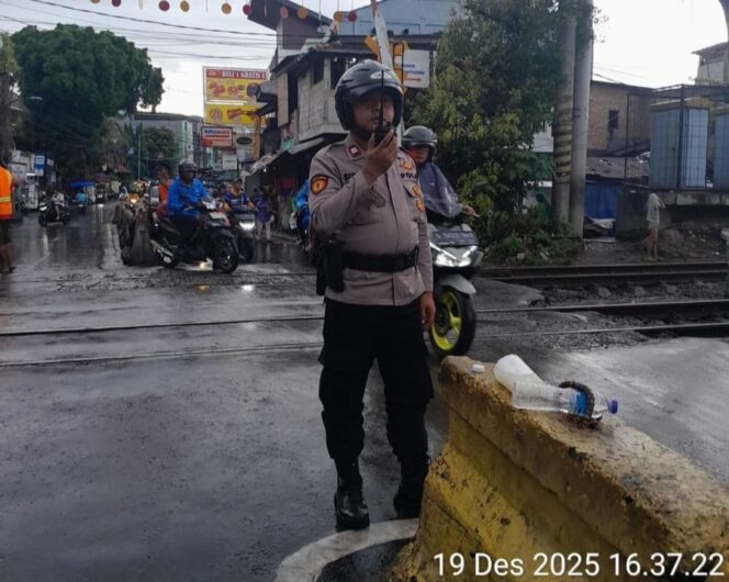 
					Pelayanan Masyarakat Sore Hari, Kapolsek Johar Baru Pantau Langsung Pengaturan Lalu Lintas di Titik Rawan