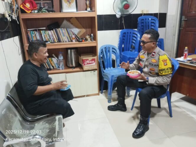 
					Ngobrol Santai, Bhabinkamtibmas Kampung Rawa Sambangi Ketua RW 04 Perkuat Cooling System