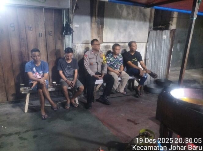 
					Polisi Perkuat Cooling System, Bhabinkamtibmas Johar Baru Patroli Dialogis Sambangi Warga RW 07