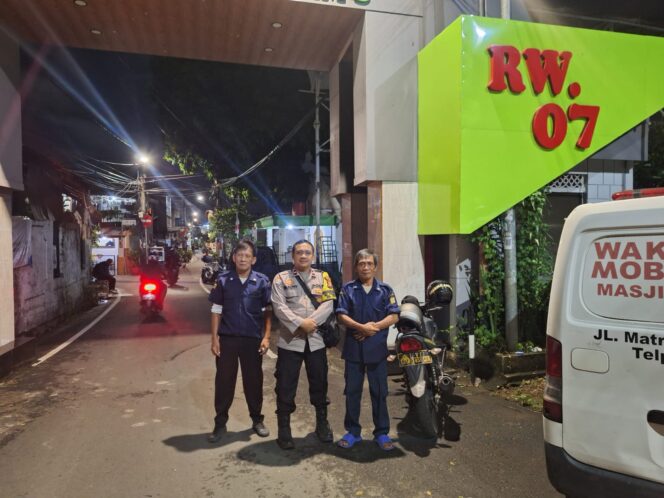 
					Patroli Dinihari Bhabinkamtibmas Pegangsaan, Satkamling RT 03 RW 07 Diperkuat