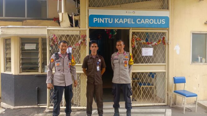 
					Polisi Cek Gereja Kapel Carolus di Senen Jelang Perayaan Natal 2025