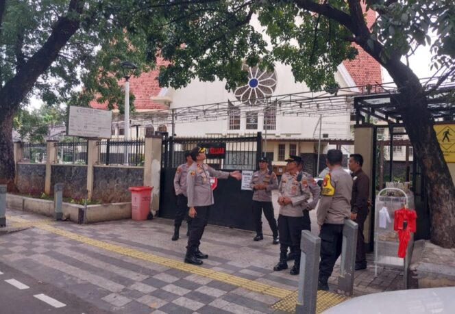 
					Kapolsek Metro Menteng Cek Kesiapan Gereja St Theresia Jelang Perayaan Natal 2025