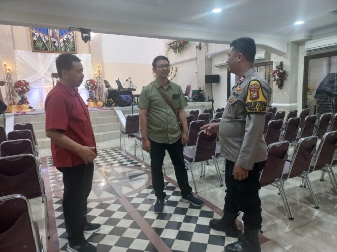 
					Cooling System, Bhabinkamtibmas Kebon Kacang Sambangi Pengurus Gereja Pantekosta Jelang Natal