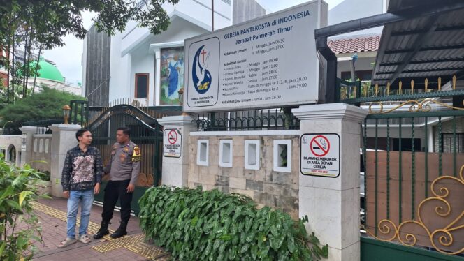 
					Jelang Perayaan Natal, Bhabinkamtibmas Gelora Lakukan Kunjungan Kamtibmas ke Gereja Pantekosta