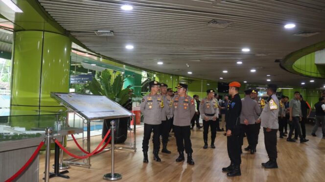
					Polri Cek Pos Pelayanan Nataru 2025–2026 di Stasiun Gambir, Pastikan Pelayanan dan Keamanan Penumpang