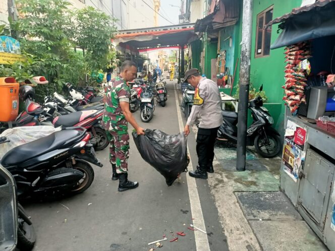 
					Kerja Bakti Grebek Lumpur, Polsek Sawah Besar Turun Langsung Bersama Warga