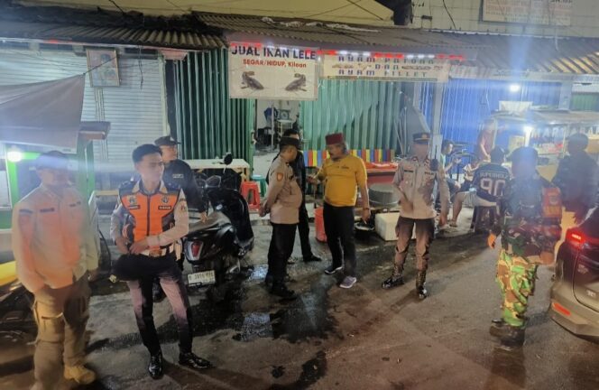 
					Bersama Patroli Tiga Pilar Jaga Perbatasan Menteng Tenggulun Situasi Tetap Aman Kondusif