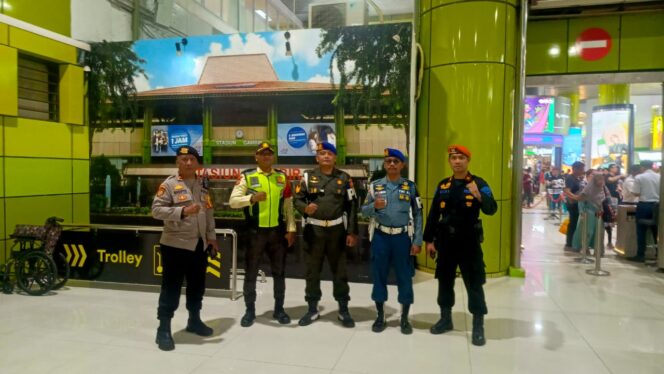 
					Patroli Ops Lilin Jaya 2025, Polisi Pastikan Keamanan dan Kenyamanan di Stasiun Gambir