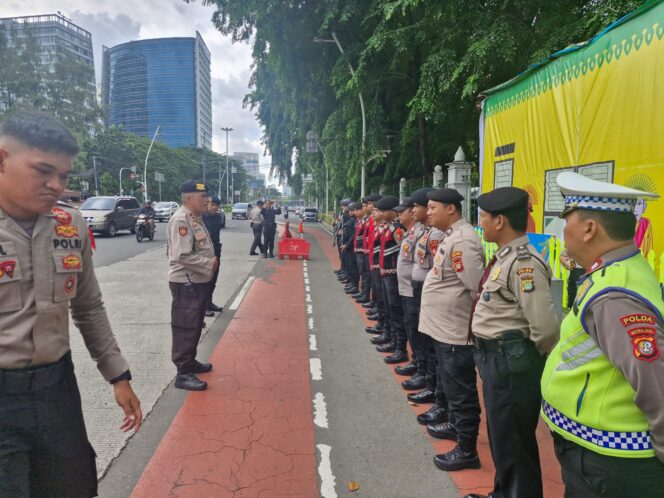 
					Apel Pengamanan Ops Lilin Jaya 2025 Digelar di Stasiun Gambir, Pastikan Natal dan Tahun Baru Aman
