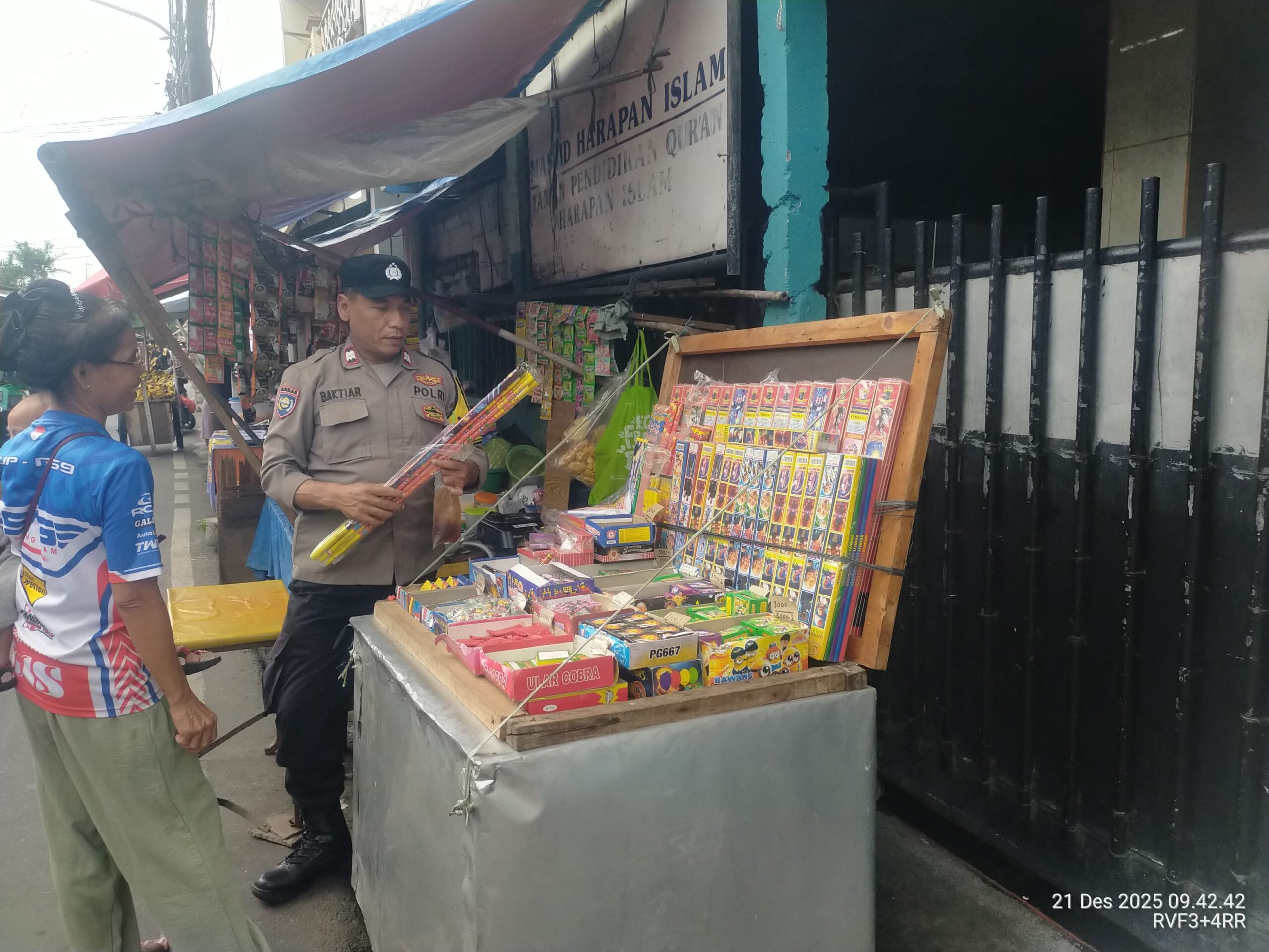 Imbauan Kepada Pedagang Kembang Api, Bhabinkamtibmas Lakukan Sambang dan Cooling System di RW 03 Galur